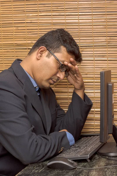 Joven Está Muy Molesto Viendo Algo Frustrante Computadora Escritorio Oficina — Foto de Stock