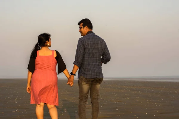 Una Pareja Disfrutando Compañía Unos Otros Luz Dorada Playa Del —  Fotos de Stock