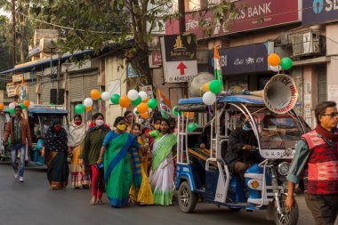Narendrapur, Kolkata, Batı Bengal, 1 Ocak 2022: Trinomul Kongresinin açılış gününü üç renkli balonla kutlamak. Batı Bengal 'de TMC seçim kampanyası.