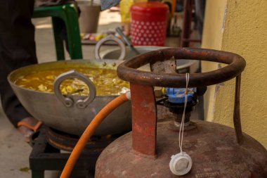 Yerli LPG silindiri ve arka planda pişirme. Silindir üzerine seçmeli odak.