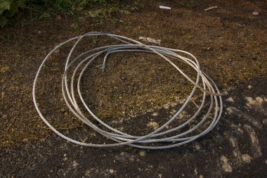Yol kenarında büyük bir rulo alüminyum kablo..