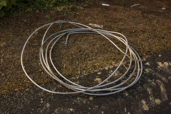 Yol kenarında büyük bir rulo alüminyum kablo..