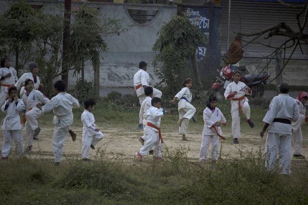 29 Ocak 2022, Kolkata, Batı Bengal, Hindistan: Çok az çocuk oyun alanında karate yapıyor.