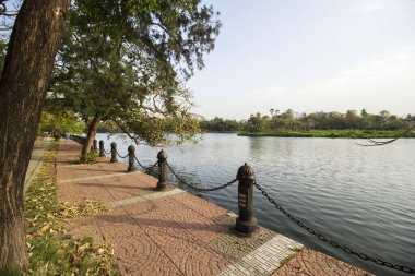 12 Mart 2022, RABINDASAROBAR, KOLKATA, Batı BENGAL, INDIA: Rabindra Sarobar Parkı Formalitesi Dhakuria Gölü Kolkata 'nın ünlü bir simgesidir. Kalküta 'daki Rabindra Sarobar Gölü' nün yanındaki patika..