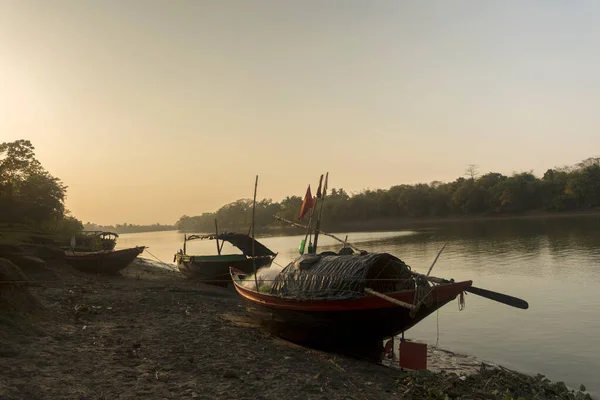 Pocos Barcos Pesca Pequeño Río Garchumuk Bengala Occidental Durante Puesta — Foto de Stock