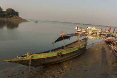 Garchumuk, Batı Bengal, Hindistan, 13 Şubat 2022: Çok az yolcu Garchumuk, Batı Bengal yakınlarındaki bir iskelede gemiden iniyor. Seçici odak.