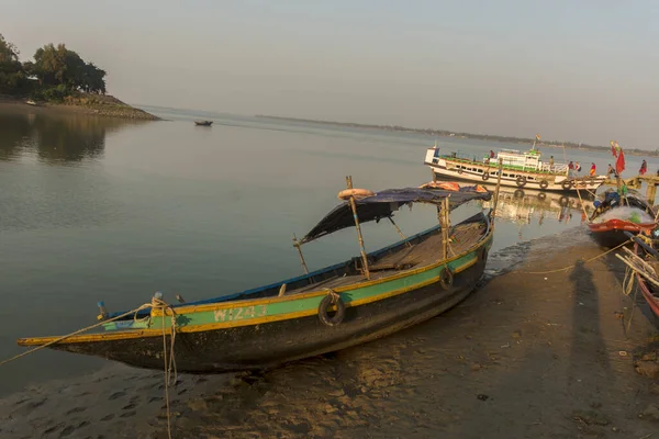 Garchumuk, Batı Bengal, Hindistan, 13 Şubat 2022: Çok az yolcu Garchumuk, Batı Bengal yakınlarındaki bir iskelede gemiden iniyor. Seçici odak.