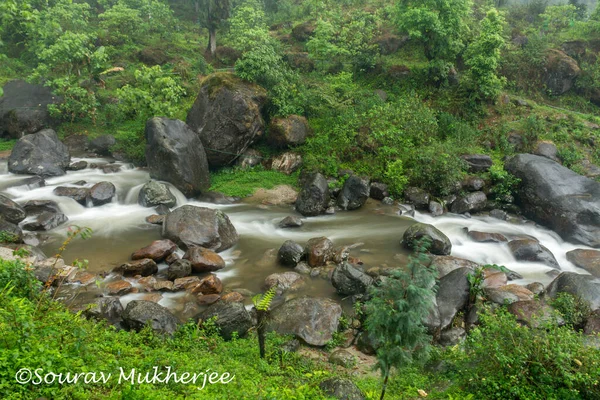 Güzel bir manzaranın ve bir dağ nehrinin uzun pozlama fotoğrafları..