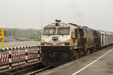 5 Nisan 2022, Shevok, Batı Bengal, Hindistan: Hint Demiryolu ekspres tren motoru seçici odaklı bir platform veya istasyona yeni ulaşır..