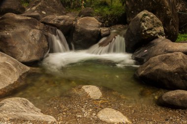 Güzel bir manzaranın ve bir dağ nehrinin uzun pozlama fotoğrafları..