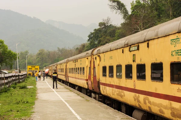 April 2022 Schewok Westbengalen Indien Ein Gelber Zug Der Indian — Stockfoto