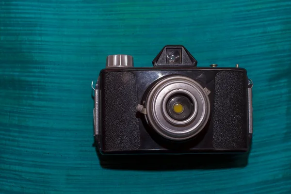 Kanepede seçici odaklı antika bir film kamerası..