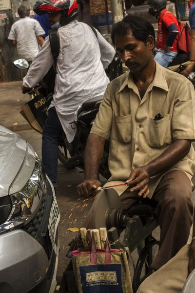 31 Mart 2022, Kolkata, Batı Bengal, Hindistan: Kalküta 'da yol kenarında pırıltıları olan bileyici bir bıçak.