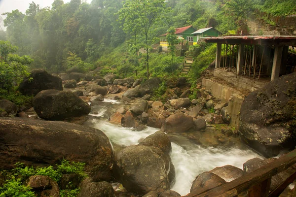 Güzel bir manzaranın ve bir dağ nehrinin uzun pozlama fotoğrafları..