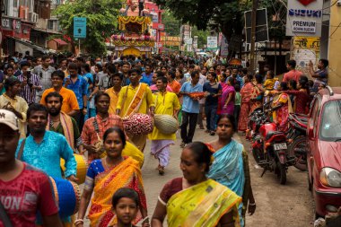1Temmuz 2022 'de, Kolkata, Batı Bengal, Hindistan: Kolkata Jagannath tapınağı ve Rath Yatra. Hindu araba festivaline kalabalık katılıyor..
