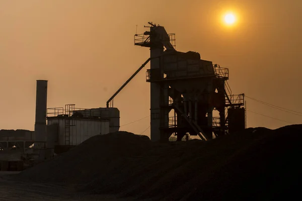 30 Aralık 2021, Baraipru, Batı Bengal, Hindistan: Taş yonga üreten büyük bir taş yonga makinesi.