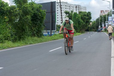 10 Temmuz 2022, Kolkata, Batı Bengal, Hindistan: Az trafik ve az sayıdaki bisikletle sabah yolu.