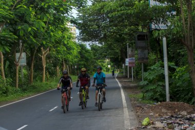 10 Temmuz 2022, Kolkata, Batı Bengal, Hindistan: Az trafik ve az sayıdaki bisikletle sabah yolu.