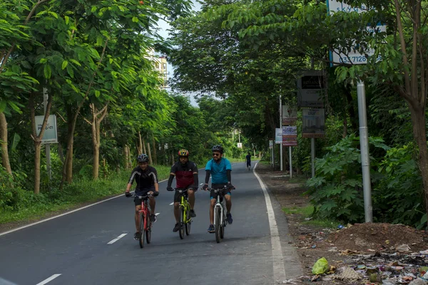 10 Temmuz 2022, Kolkata, Batı Bengal, Hindistan: Az trafik ve az sayıdaki bisikletle sabah yolu.