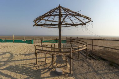 Mardarmani, Batı Bengal yakınlarındaki deniz kıyısındaki bir tatil köyünün ahşap ve bambu süslemesi..