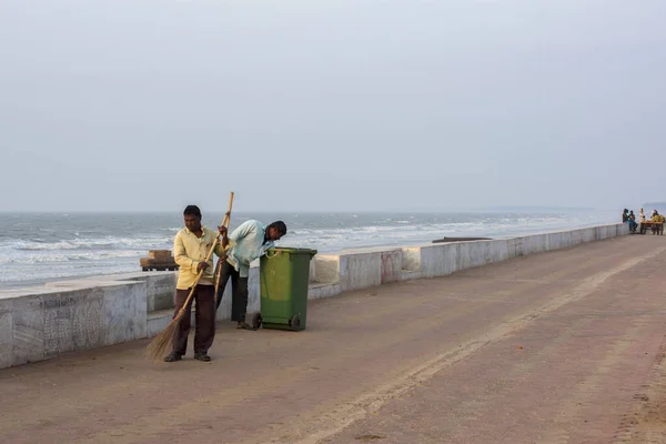2 Şubat 2022, Mandarmani, Doğu Midnapur, Batı Bengal, Hindistan: Birkaç gönüllü çöp toplayarak deniz sahillerini temizliyor. Kirlilikten arınmış deniz plajı.