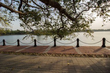 12 Mart 2022 'de, RAbindra Sarobar Gölü, Kolkata, Batı Bengal, Hindistan: Rabindra Sarobar Park formalitesi Dhakuria Gölü olarak bilinir. Kalküta 'daki Rabindra Sarobar Gölü' nün yanındaki patika..