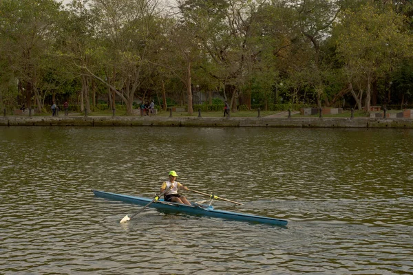 12 Mart 2022, RABINDASAROBAR, KOLKATA, Batı BENGAL, INDIA: Rabindra Sarobar Gölü Kolkata Gölü 'nde kürek sporu yapan iki sporcu.