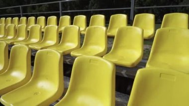 Boş stadyum koltukları, boş tribünler. 