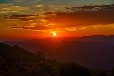 Açık bir yaz gününde güzel bulutlu turuncu gün batımı gökyüzü