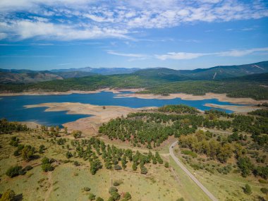 Güneşli bir yaz gününde, Cceres eyaletinin ortaçağ kasabası Granadilla 'nın hava görüntüleri.