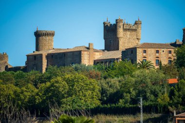 Oropesa kasabasının ortaçağ şatosu. Güneşli bir günde mavi gökyüzü.