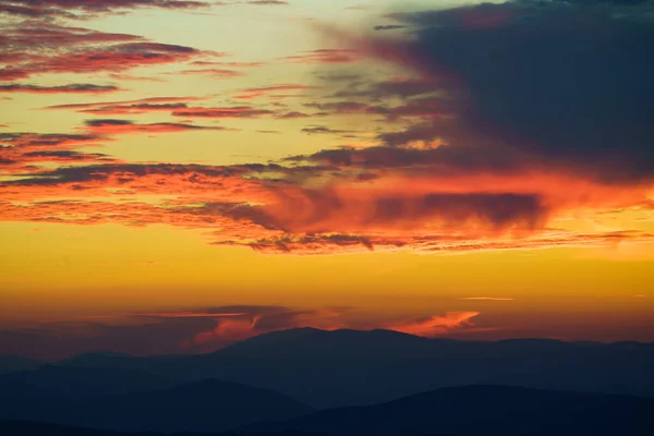 Cielo Anaranjado Atardecer Con Bonitas Nubes Durante Claro Día Verano — Foto de Stock