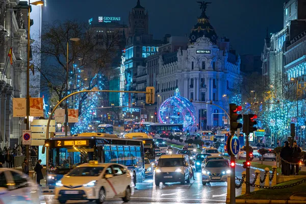 Madrid şehrinde yılbaşı aydınlatma ve tipik süslemelerle