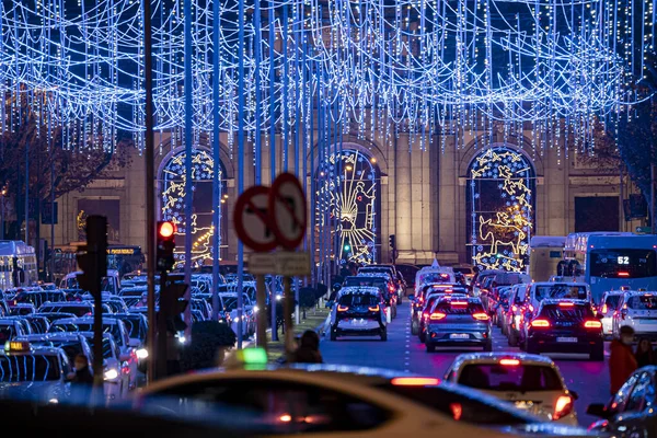 Madrid şehrinde yılbaşı aydınlatma ve tipik süslemelerle