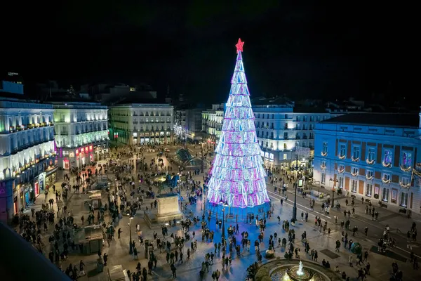 Puerta del Sol 'da Noel, Madrid şehrinde ışıklandırma ve tipik süslemelerle