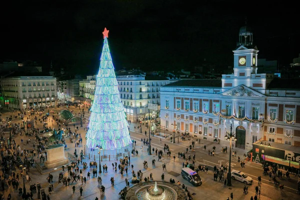 Puerta del Sol 'da Noel, Madrid şehrinde ışıklandırma ve tipik süslemelerle