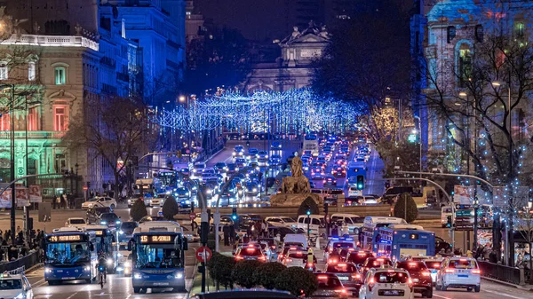 Madrid şehrinde yılbaşı aydınlatma ve tipik süslemelerle