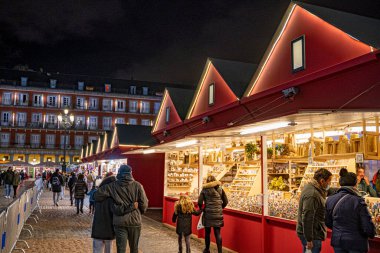 Madrid Belediye Başkanı Plaza 'daki Noel Pazarı' nın tezgahları.