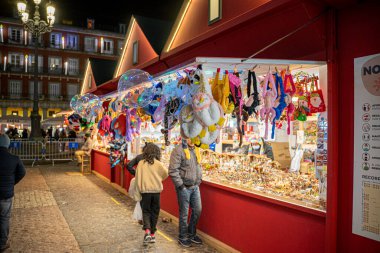 Madrid Belediye Başkanı Plaza 'daki Noel Pazarı' nın tezgahları.