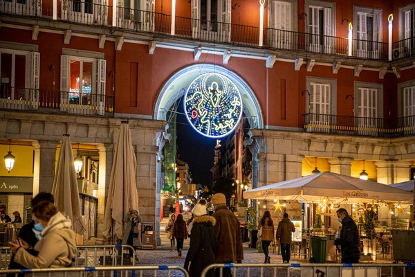 Столовые Рождественской Ярмарки Площади Plaza Mayor Города Мадрида Рождественским Освещением — стоковое фото