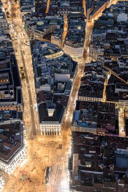 Madrid 'deki Puerta del Sol ve Calle Alcal ve Carrera de San Jernimo' nun birleşiminin gece hava görüntüleri.
