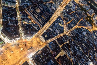 Madrid 'deki Puerta del Sol ve Calle Alcal ve Carrera de San Jernimo' nun birleşiminin gece hava görüntüleri.
