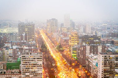 Madrid şehrindeki Castellana manzarası çok bulutlu bir kış günü, finans alanı ve gökdelenler manzaralı.