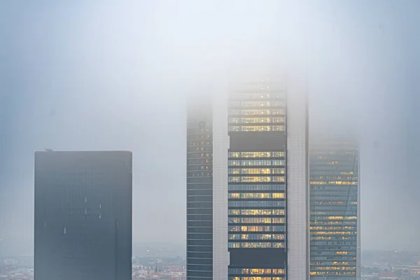 Madrid şehrindeki Castellana manzarası çok bulutlu bir kış günü, finans alanı ve gökdelenler manzaralı.