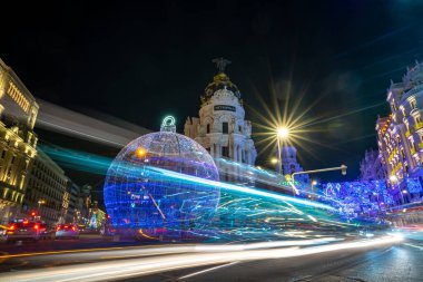 Madrid 'in Gran Via caddesinde Noel ışıkları ve Alcal caddesindeki kavşakta büyük bir ışık ve müzik topuyla uzun süre görüldü.