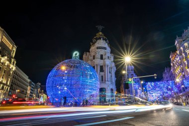 Madrid 'in Gran Via caddesinde Noel ışıkları ve Alcal caddesindeki kavşakta büyük bir ışık ve müzik topuyla uzun süre görüldü.