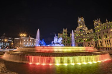 İspanya 'nın başkenti Madrid' deki sembolik Plaza de Cibeles 'de karanlık bir kış gecesinde iki aslanla birlikte tanrıça Cibeles' in heykeli.