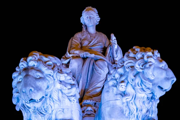 Estatua Diosa Cibeles Con Los Dos Leones Iluminación Navideña Durante — Foto de Stock