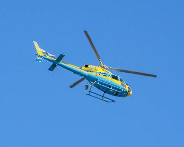 Mavi gökyüzü ve güneşli bir günde Trafik Sivil Muhafız Helikopteri
