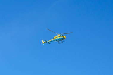 Mavi gökyüzü ve güneşli bir günde Trafik Sivil Muhafız Helikopteri